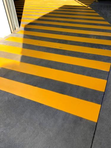 zebrature con strisce gialle parallele alla direzione di marcia dei veicoli